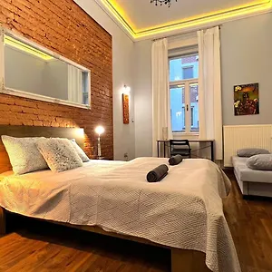 V6 By Small Apartman